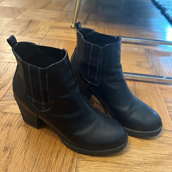 Zigi Soho Shoes - Black leather heel booties
